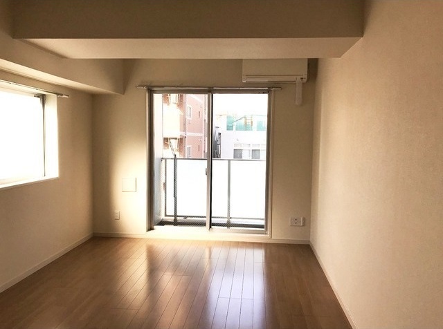 居室・リビング　2面採光のリビングスペース