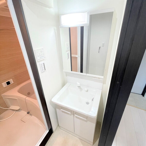 洗面設備　※写真は同じマンションの違う部屋のものになります。