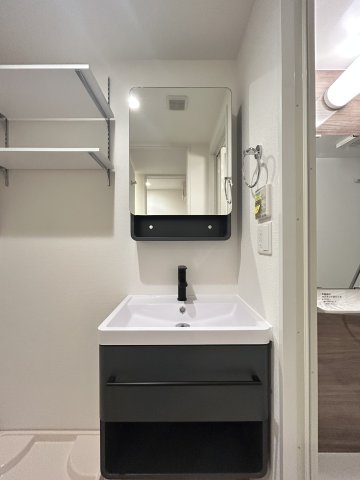 洗面設備　ゆったりとスペースのある洗面所