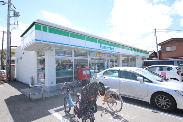 コンビニ　ファミリーマート本郷小学校前店（コンビニ）まで140m