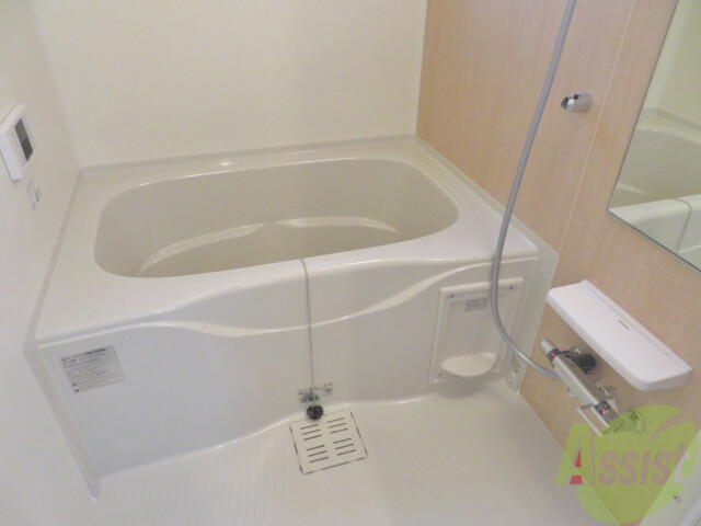 バス・シャワールーム　浴室は追いだき機能、浴室乾燥機付きです。便利ですね。