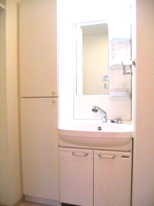 洗面設備　朝の支度にも助かる、独立の洗髪洗面化粧台
