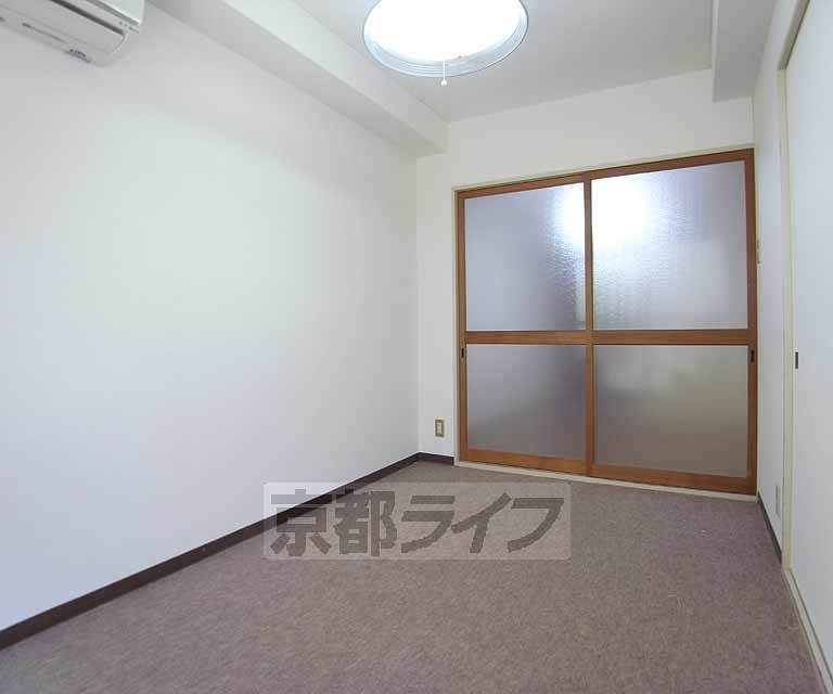 居室・リビング　カーペットの居室です。