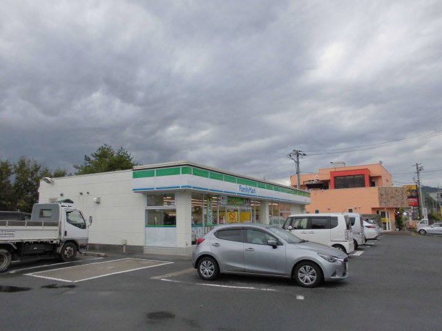 コンビニ　ファミリーマート（コンビニ）まで700m