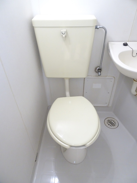 トイレ　白を基調とした空間で清潔感のあるトイレです♪