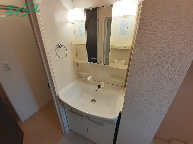 洗面設備　別部屋反転参考写真です