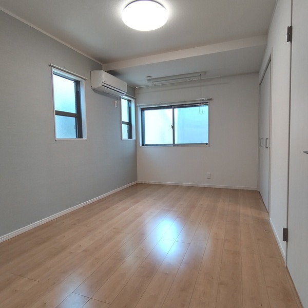 居室・リビング　2面採光の明るいお部屋です