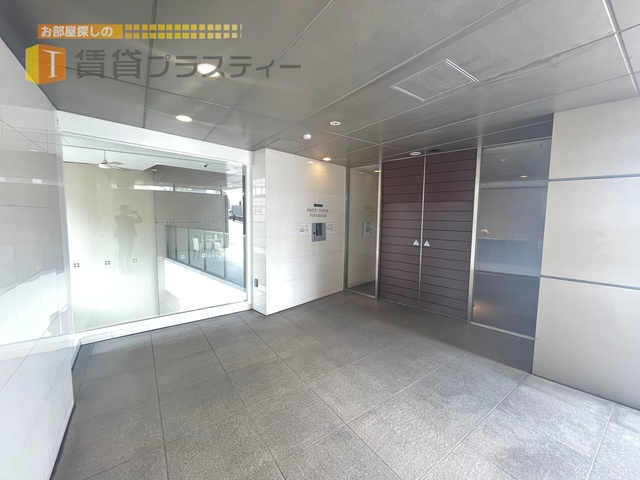 エントランス　こちらのエントランスからは、ペデストリアンデッキで駅直結。