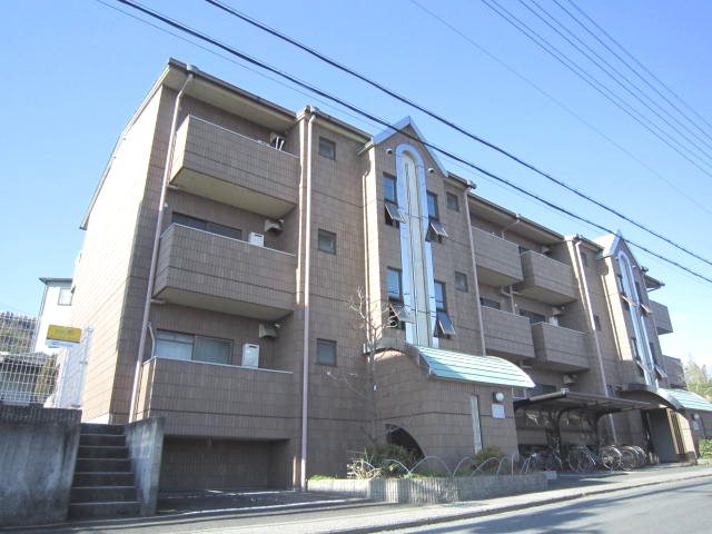 建物外観　西山天王山駅徒歩10分。平面駐車場完備でRC造の低層外観