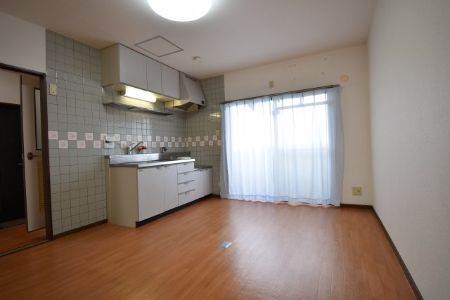 居室・リビング　東向き2DK。2間分の大型収納とネット無料が魅力の室内