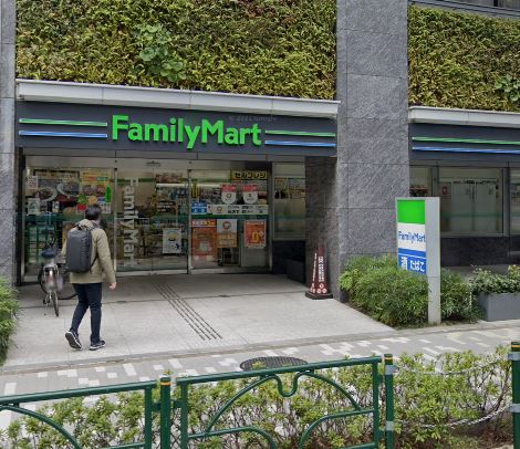コンビニ　ファミリーマート（コンビニ）まで837m