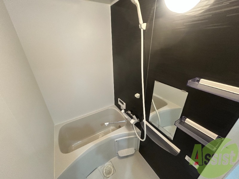 バス・シャワールーム　浴室は、コンパクトでお掃除も楽々にできそうですね。