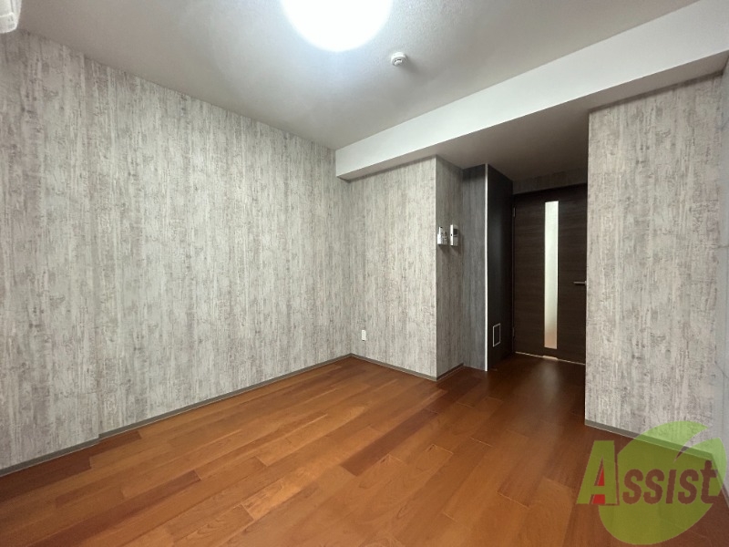 居室・リビング　７帖の広々とした洋室です。壁の色がオシャレですね。