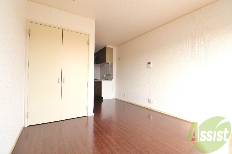 居室・リビング　日当たりの良い洋室