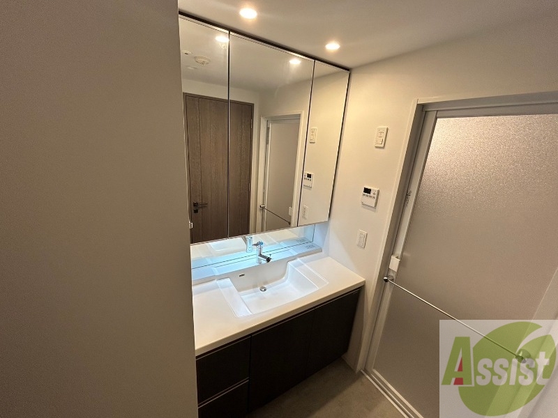 洗面設備　大きくて使いやすそうな独立洗面台になっています。