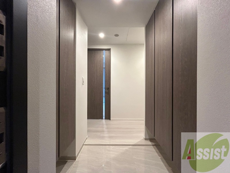 玄関　玄関です。ご覧の通り広々としていますね。