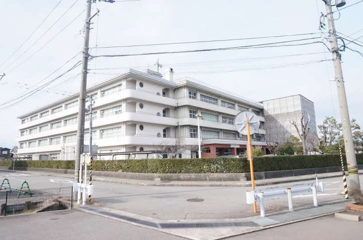 中学校　北鳴中学校（中学校）まで258m