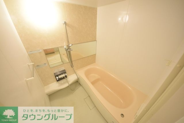 バス・シャワールーム　浴室はゆったりくつろげる１坪バスです。