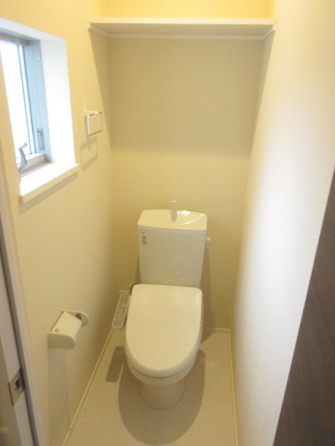 トイレ　窓があり快適なトイレウォシュレット付