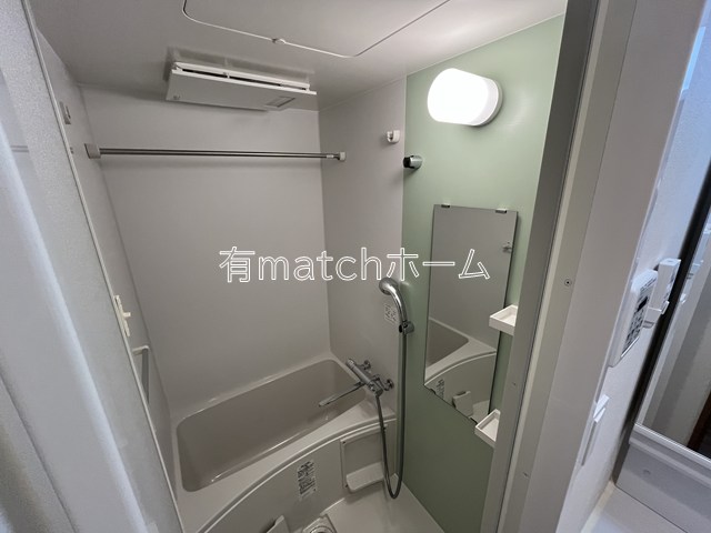 バス・シャワールーム　イメージとして他部屋の反転間取りです。