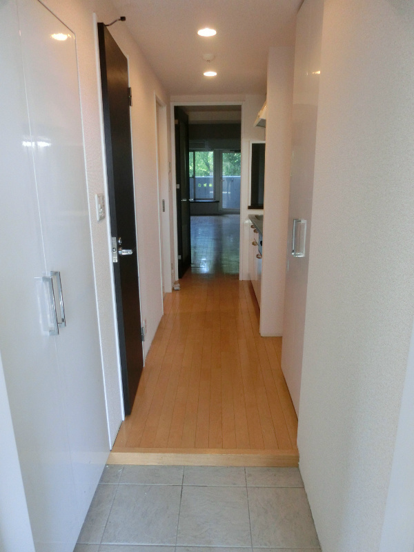 玄関　※同マンション別部屋の参考写真です。