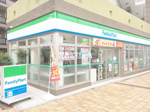 コンビニ　ファミリーマート 都筑ふれあいの丘駅前店（コンビニ）まで605m
