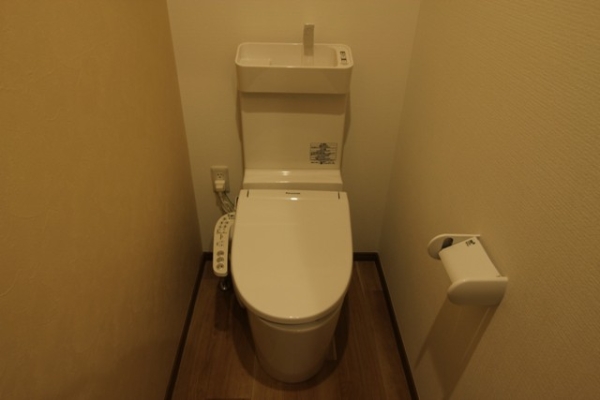 トイレ　温水シャワー付きトイレです