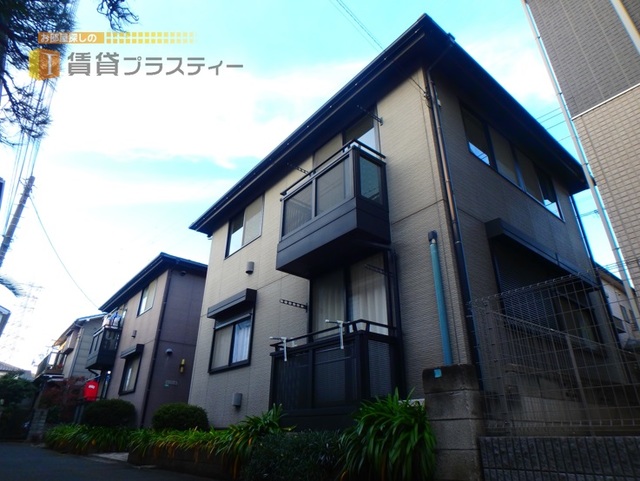 建物外観　双子のアパートで１フロア１戸タイプになります。