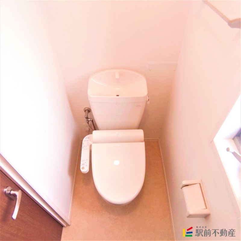 トイレ　窓付きの広めトイレです☆