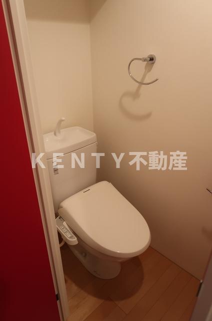 トイレ　落ち着いた色調のトイレです