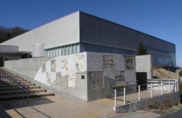 図書館　稲城市立中央図書館（図書館）まで495m