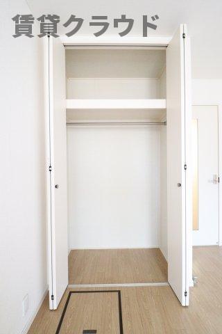 収納　丈の長い服でもしまえるパイプハンガー付きの収納するのに便利で