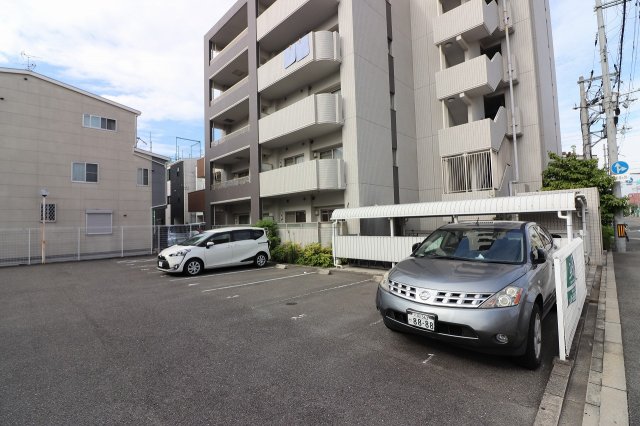 駐車場　駐車場に車を止められます