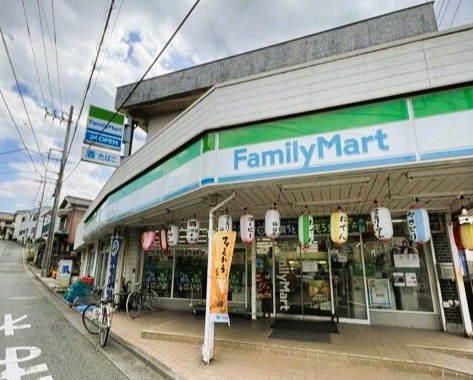 コンビニ　ファミリーマート 川崎仙谷店（コンビニ）まで575m