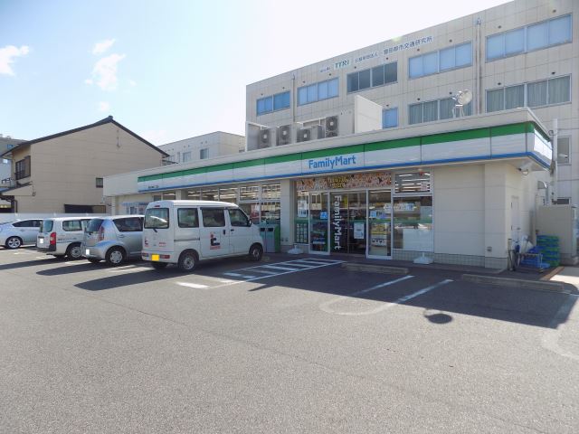 コンビニ　ファミリーマート（コンビニ）まで580m