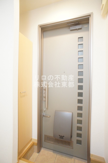 玄関　玄関側からも採光あり！いつでも明るい玄関周り！