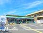 コンビニ　ファミリーマート（コンビニ）まで736m