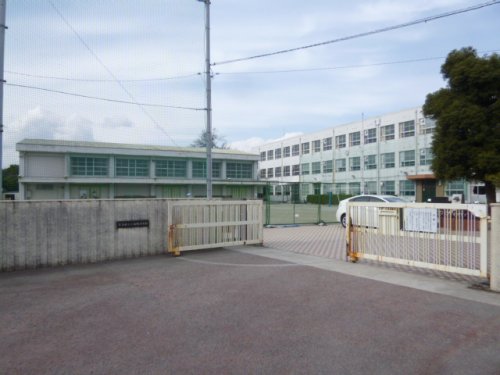 中学校　伊勝小学校（中学校）まで560m