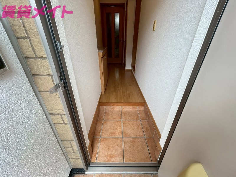 玄関　別部屋反転同型写真