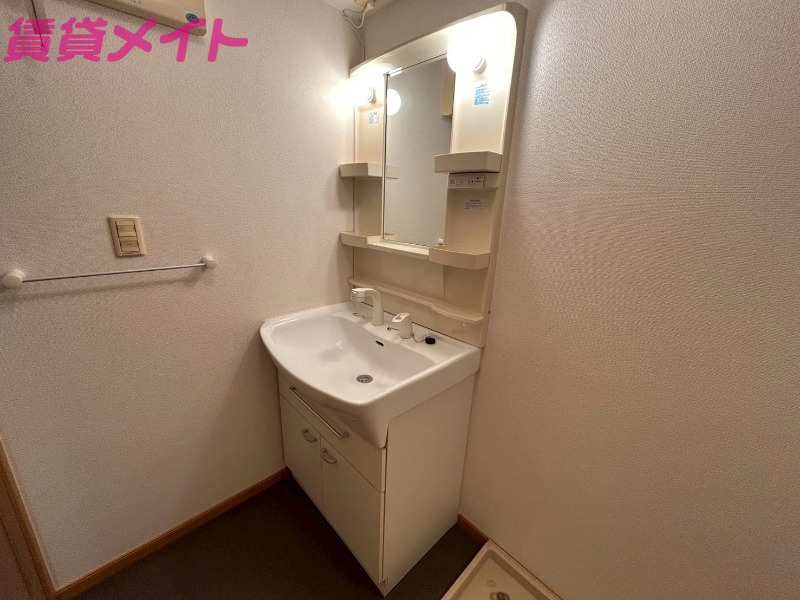 洗面設備　別部屋反転同型写真