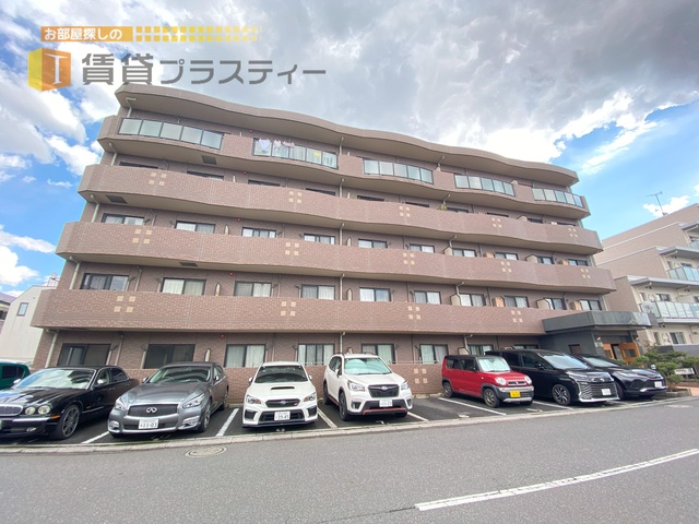 建物外観　直ぐ近くにスーパー、コンビニ揃ってます