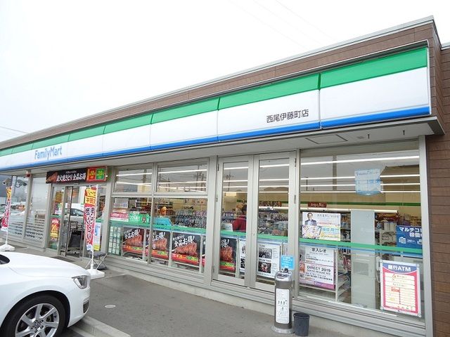 コンビニ　ファミリーマート 西尾伊藤町店（コンビニ）まで950m