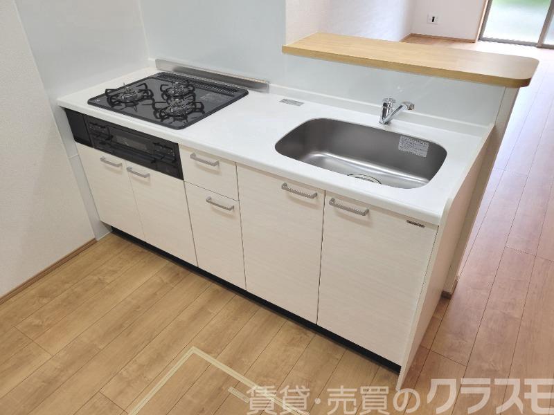 キッチン　効率よくお料理できる３口コンロ付き♪