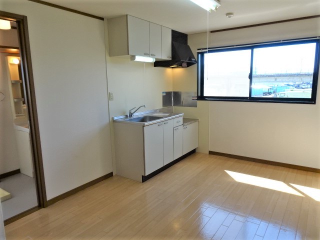 キッチン　☆南西向きの明るいキッチンです☆