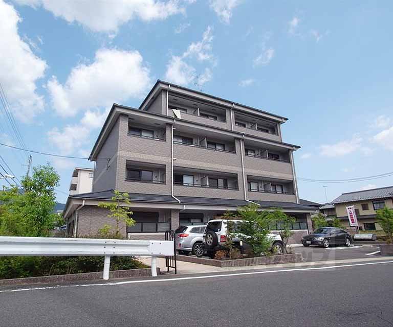 建物外観　落ち着いた色合いの外観です