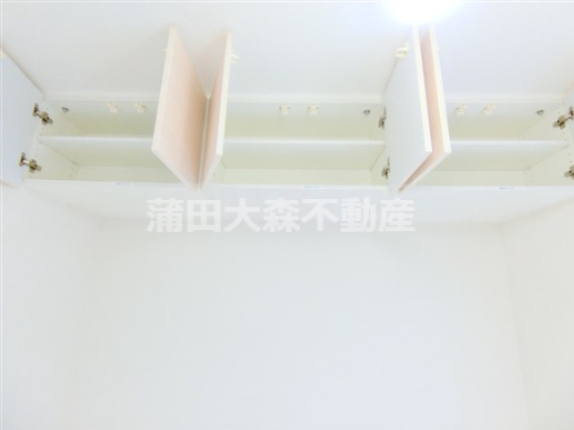 その他設備　洋室上部の吊戸棚