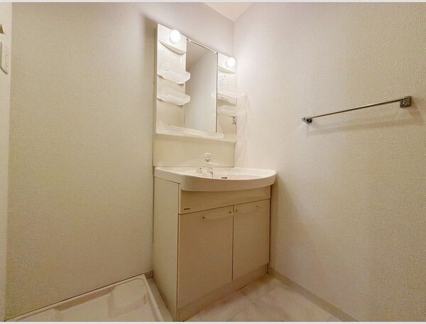 洗面設備　※写真は同じマンションの違う部屋のものになります。