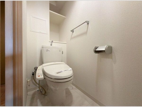 トイレ　※写真は同じマンションの違う部屋のものになります。