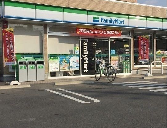 コンビニ　ファミリーマート（コンビニ）まで750m