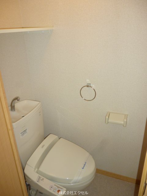 トイレ　温水洗浄便座です。